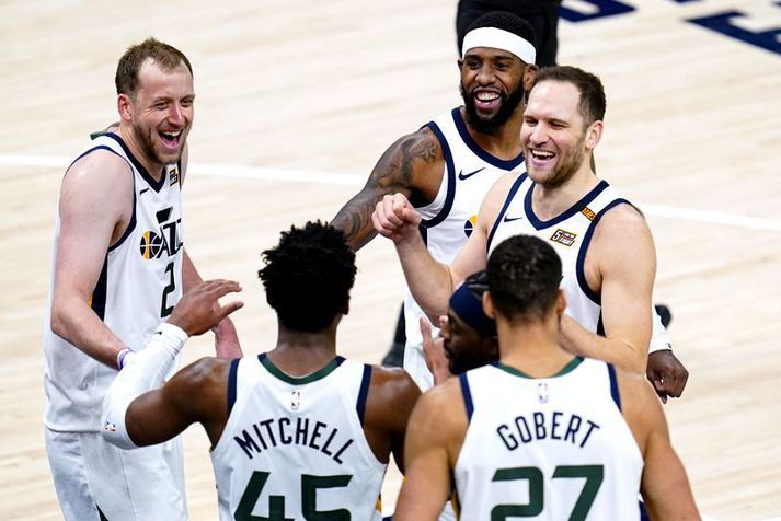 Það er gaman hjá Utah Jazz þessa dagan en hér eru þeir Joe Ingles, Royce O'Neale, Bojan Bogdanovic, Rudy Gobert og Donovan Mitchell að fagna góðri sókn.