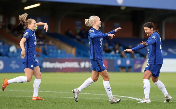 Magdalena Eriksson og Pernille Harder fagna marki með Sam Kerr í leik með Chelsea sem er á toppnum í Englandi eftir komu Harder í fyrra.