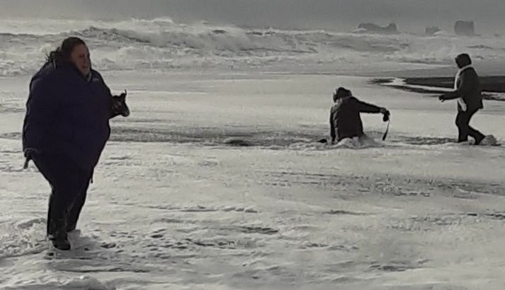 Garðar tók þessa mynd í Reynisfjöru í dag, þar sem sjá má ferðamenn í vandræðum eftir að aldan skall á.