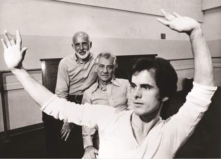 Jerome Robbins og Leonard Bernstein ásamt Helga Tómassyni árið 1974 þegar þeir unnu saman að Dybbuk.