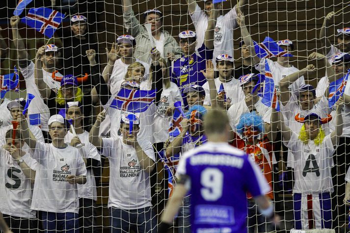 Guðjón Valur Sigurðsson skoraði 9 mörk í gær gegn Makedóníu og hér fagna stuðningsmenn Íslands fyrirliðanum eftir eitt þeirra. 