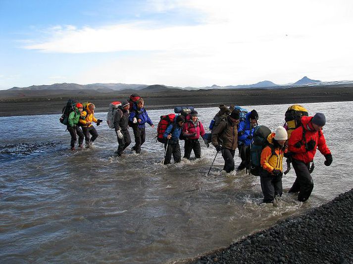 Sjö ferðalangar gengu alla þrjátíu dagana ásamt Róberti, en einnig var boðið upp á að ganga með hluta leiðarinnar. Hér sést hópurinn vaða yfir ána Sveðju, skammt frá Köldukvíslarjökli. Mynd/Dagný Indriðadóttir
