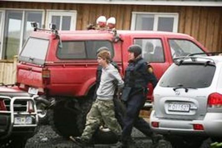 Alexander Jóhannesson handsamaður af sérsveitinni.