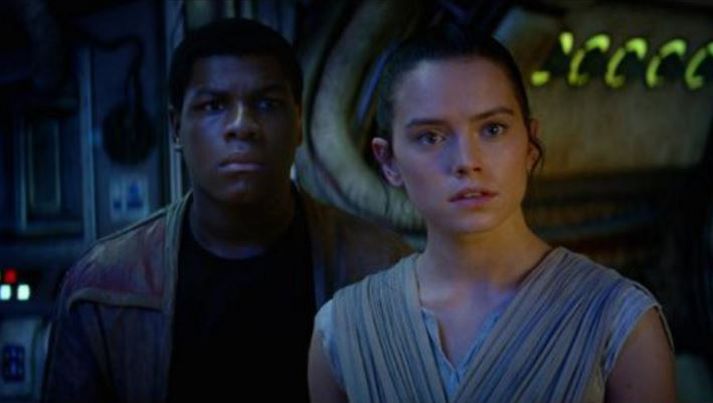 John Boyega og Daisy Ridley í hlutverkum sínum sem Finn og Rey í The Force Awakens.