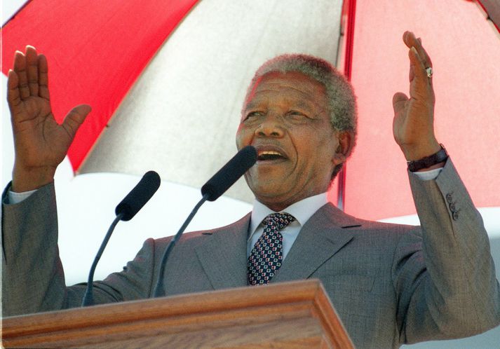 Nelson Mandela, fyrrverandi forseti Suður-Afríku, hefur enn og aftur verið lagður inn á spítala.