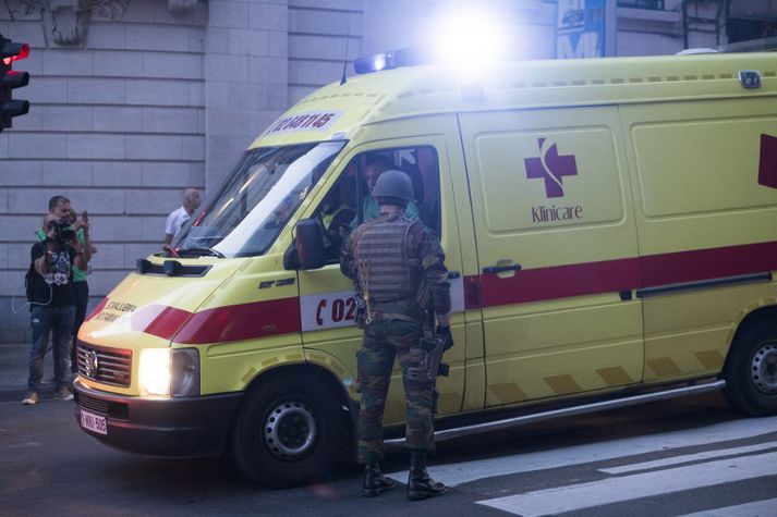 Belgískur hermaður ræðir við bílstjóra sjúkrabíls í grennd við Brussel-Centraal lestarstöðina í Brussel.