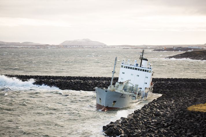 Flutningaskipið Fjordvik á strandstað í Helguvík.