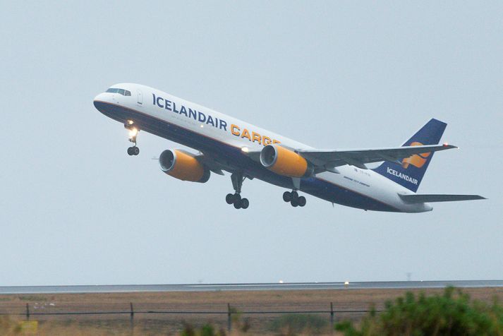 Icelandair Cargo þota tekur á loft í Keflavík.