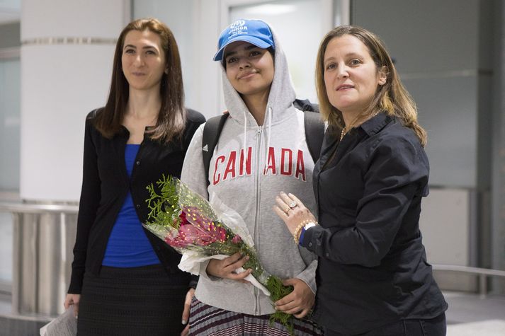 Qunun (f.m.) við komuna til Toronto í dag. Freeland utanríkisráðherra Kanada (t.h.) tók á móti henni á flugvellinum.