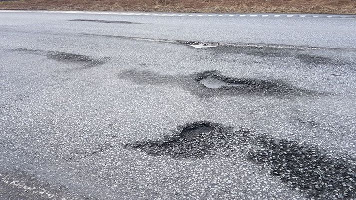 Grindavíkurvegur er víða illa farinn og hafa framkvæmdir staðið þar yfir.