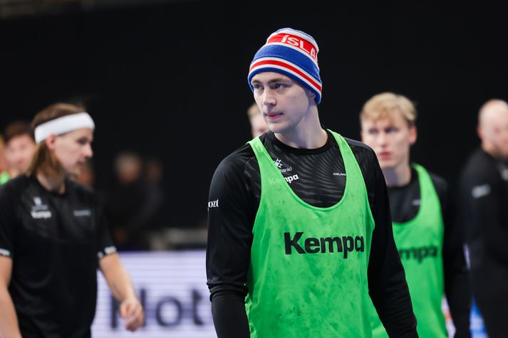 Einar Þorsteinn Ólafsson varð að gera sér að góðu að vera með húfu í fótboltanum í upphafi æfingar í dag, eftir lökustu frammistöðuna í fótboltaupphituninni á æfingu í gærkvöld.