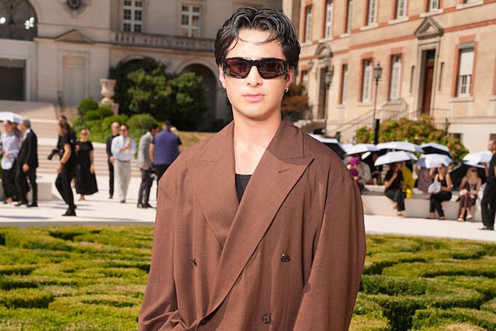 Leikarinn Hudson Williams sat á fremsta bekk á tískusýningu Balenciaga í París á dögunum. Hann var svo eltur á röndum af mönnum sem selja eiginhandaráritanir og var nóg boðið. 