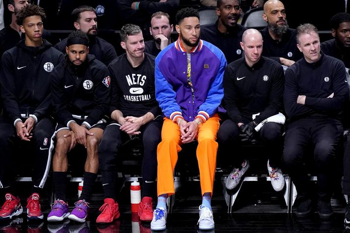 Ben Simmons mætir litríkur til leiks og situr á varamannabekk Brooklyn Nets í þessari úrslitakeppni en hann er ekkert að fara að klæða sig í keppnisbúning liðsins á næstunni eins og menn héldu um tíma.