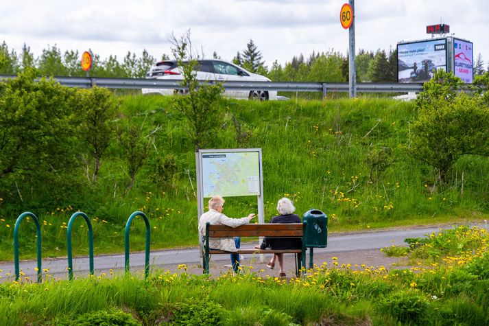 Bjart með köflum og væta suðaustanlands. 