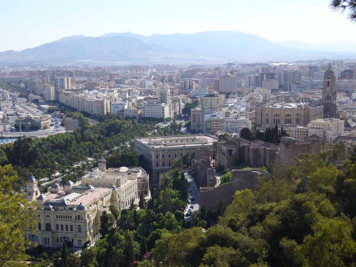 Karlmaður á fertugsaldri er ekki lengur í haldi lögreglunnar í Malaga.