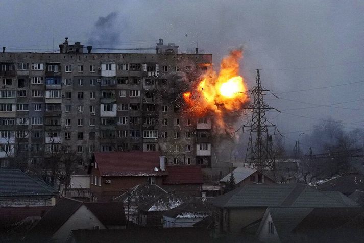 Lífið í hafnarborginni Mariupol í suðurhluta Úkraínu er hrein martröð frá morgni til kvölds. Rússar hafa umkringt borgina vikum saman og halda uppi stöðugum stórskotaliðs- og eldflaugaárásum á borgina.