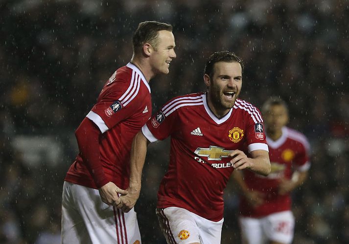 Juan Mata og Wayne Rooney fagna marki í sigrinum á Derby í enska bikarnum.