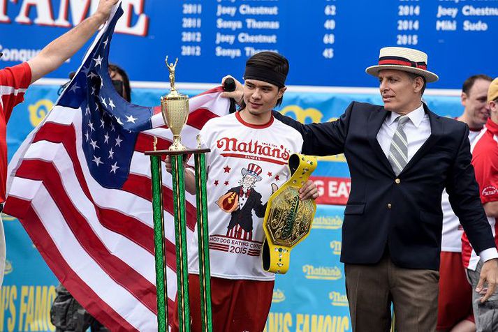 Matt Stonie fékk verðlaun að keppni lokinni.