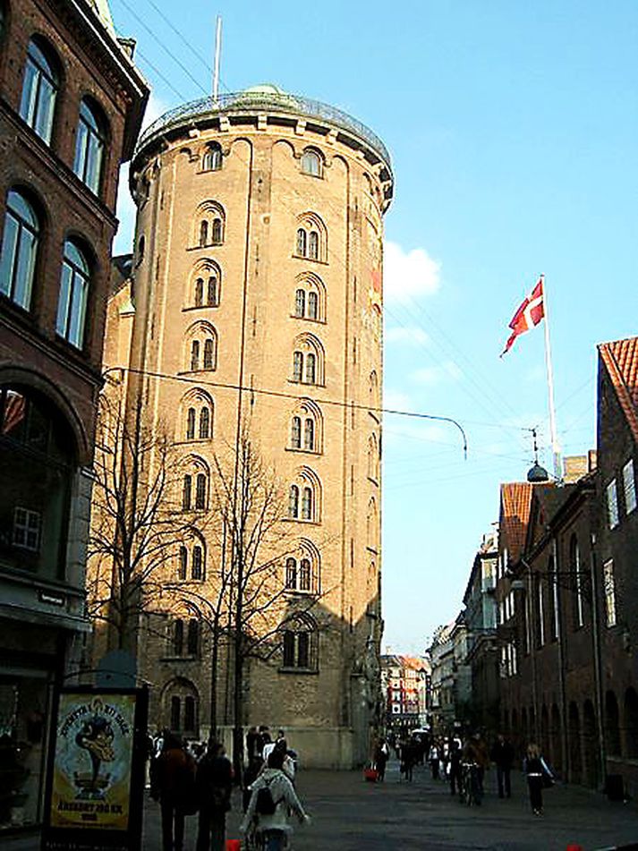 Sívaliturn er við Þrenningarkirkjuna þar sem rómafólk hefst við.