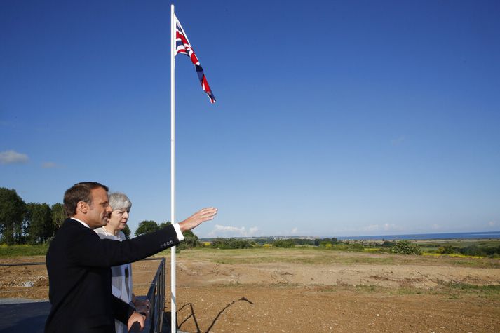 Macron og May í Ver-sur-Mer í Normandí þar sem minningarathöfn fór fram í morgun.