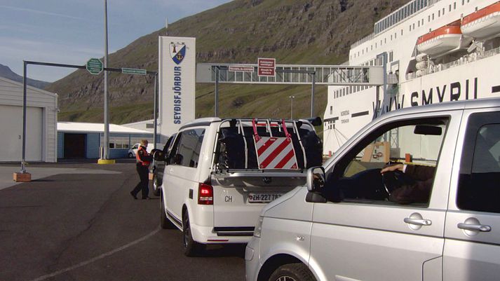 Mynd þessi er tekin á þriðjudagsmorgni þegar tollgæsla stöðvaði par í húsbíl og fann við leit í bílnum hátt í níutíu kíló af fíkniefnum.