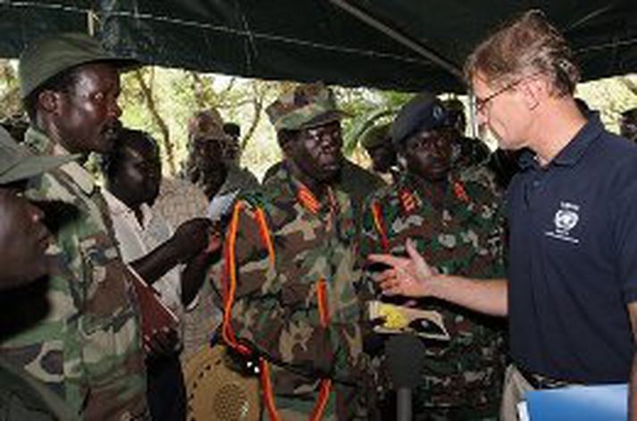 Joseph Kony sést hér með Jan Egeland, sérstökum erindreka Sameinuðu þjóðanna í mannréttindamálum.