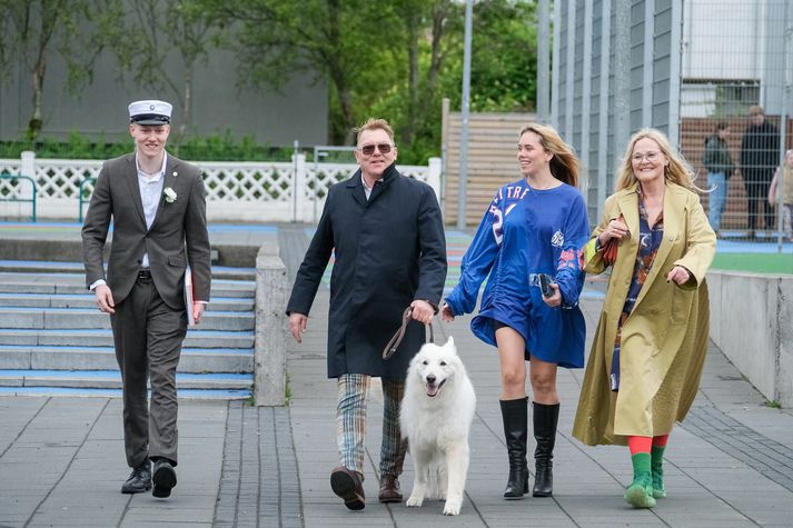 Jón ásamt fjölskyldu á leiðinni á kjörstað. Hann hefur haft í nógu að snúast undanfarna daga.