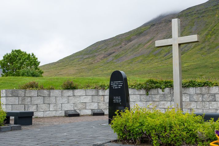 Minnisvarði í Súðavík um þau fjórtán sem létust í snjóflóðinu árið 1995. Stjórnskipunar- og eftirlitsnefnd Alþingis hefur sent beiðni um skipan rannsóknarnefndar um Snjóflóðin til forseta Alþingis.