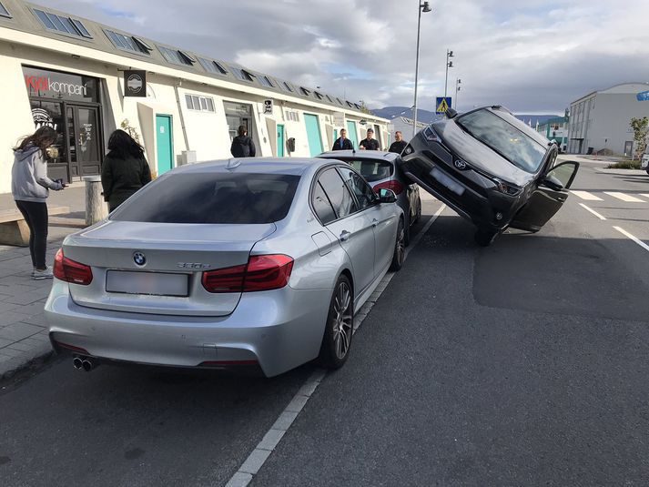 Hið undarlega umferðaróhapp hefur vakið töluverða athygli í dag.