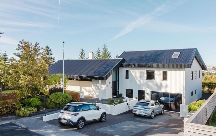 Þriggja hæða hús í Breiðholtinu.