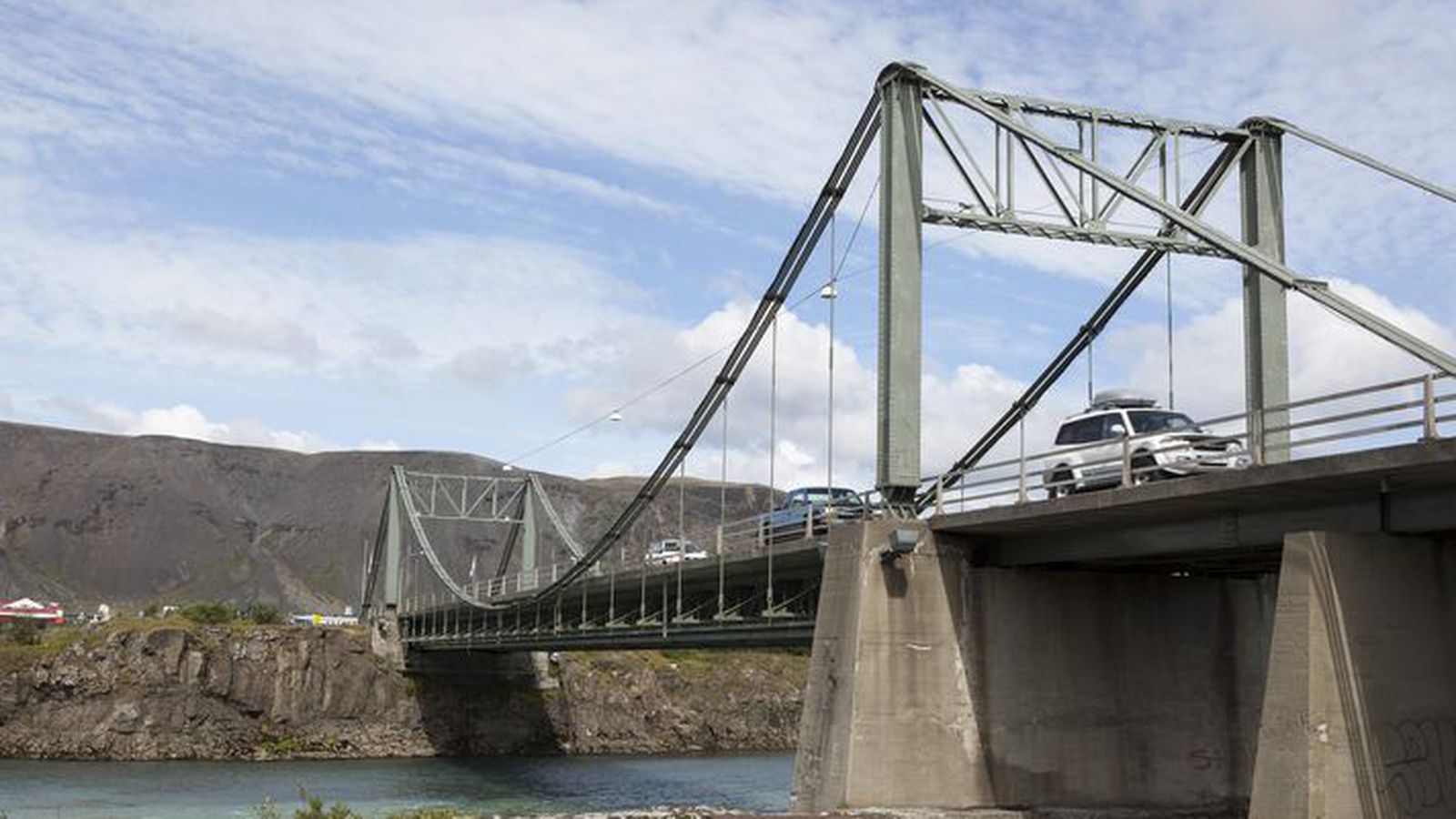 Leita að manni í Ölfus­á