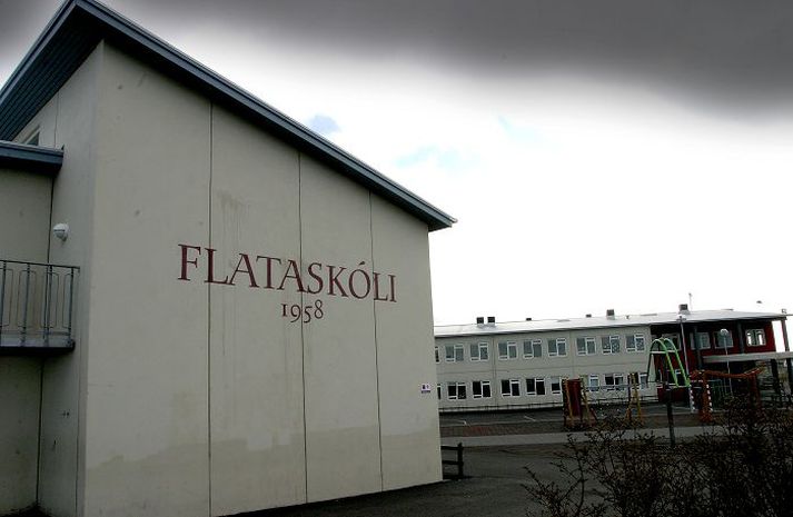 Flataskóli Skólinn býður upp á þjónustu fyrir fimm ára börn næsta haust kjósi foreldrar að senda börnin fyrr í grunnskóla.
