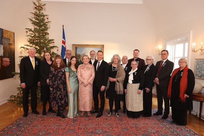 Forsetahjónin og fálkaorðuhafar. Á mynd vantar Kristján Kristjánsson.