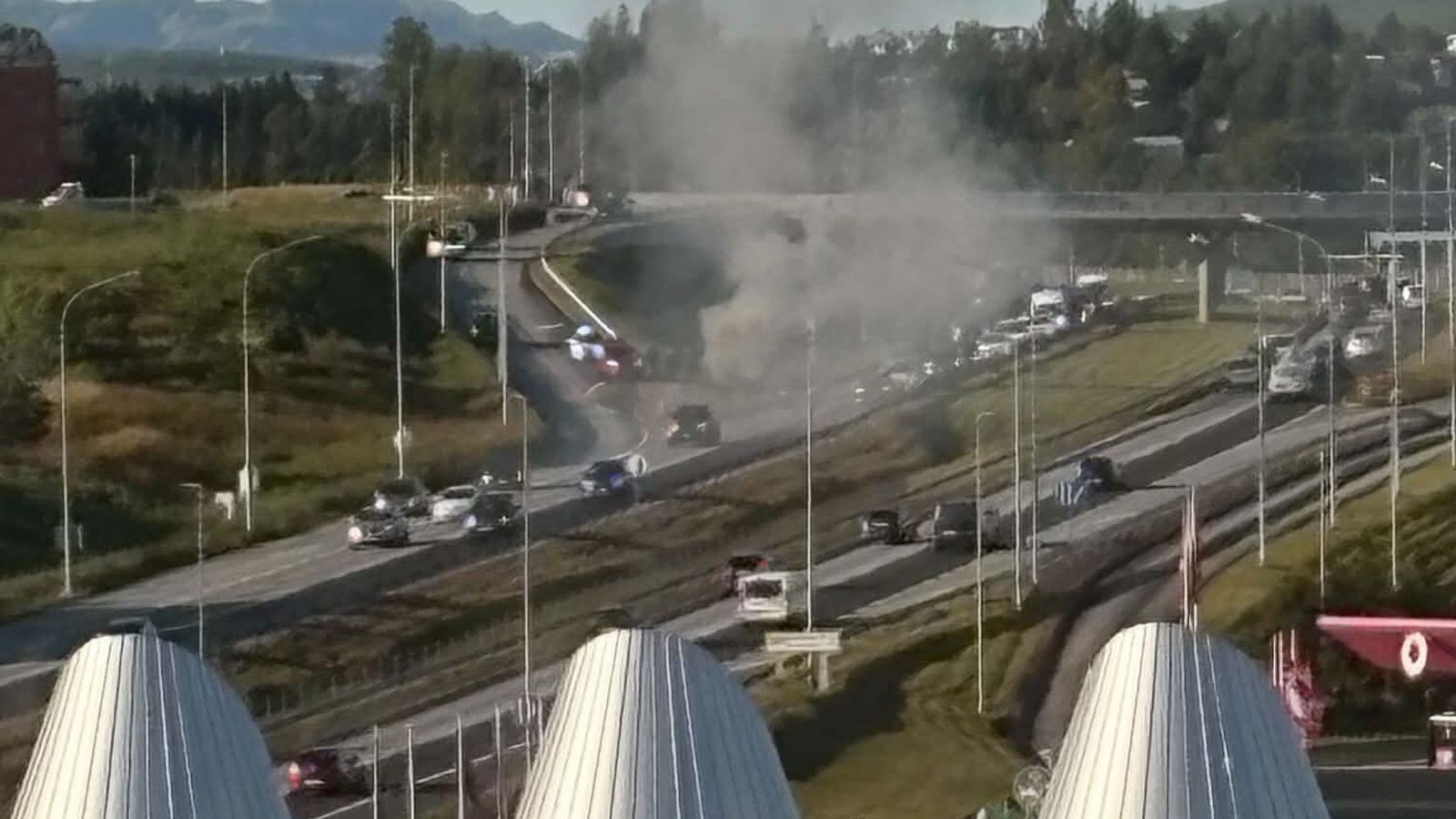 Kviknaði í jeppa á Reykja­nes­braut