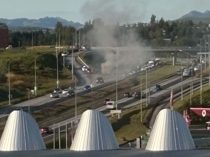 Reykur frá jeppa sem kviknaði í á Reykjanesbraut í morgun.