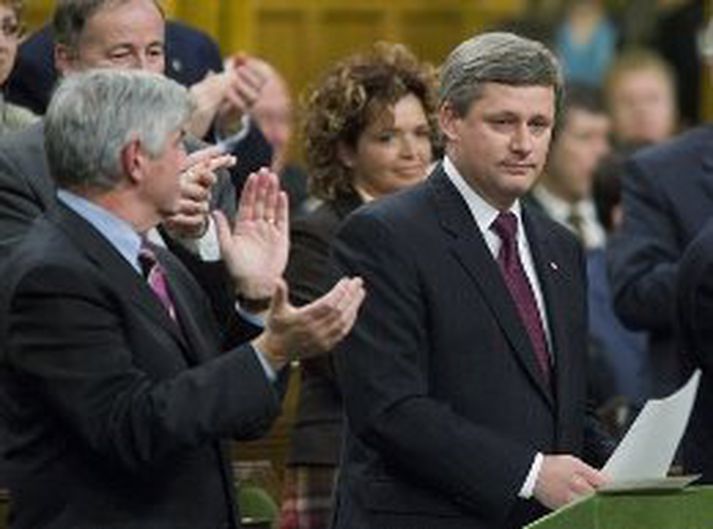 Stephen Harper, forsætisráðherra Kanada fær drynjandi lófaklapp eftir að hafa sagt að Quebec væri órjúfanlegur hluti af Kanada.