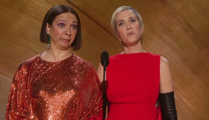 Maya Rudolph og Kristen Wiig fóru á kostum á sviðinu.