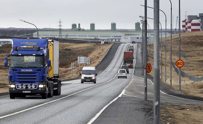 Skiltið myndi verða sunnan við álverið í Straumsvík.