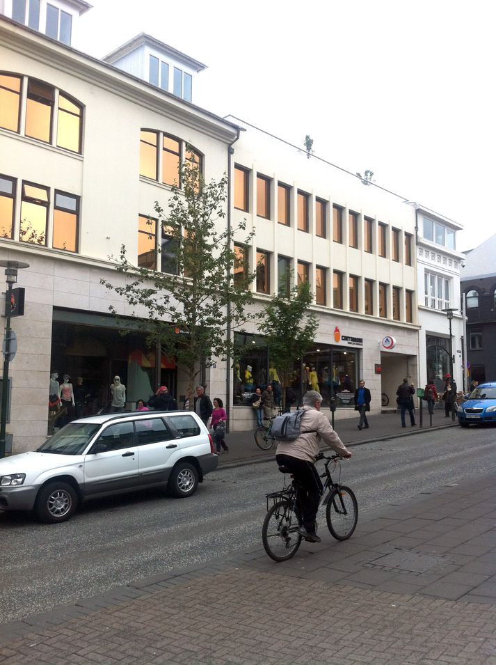 Bankastræti 7 var byggt árið 1930. Þar var Samvinnubankinn lengi til húsa en árið 1998 var innra byrði húsnæðisins endurnýjað að miklu leyti þegar verslun Sævars Karls var opnuð í húsinu.