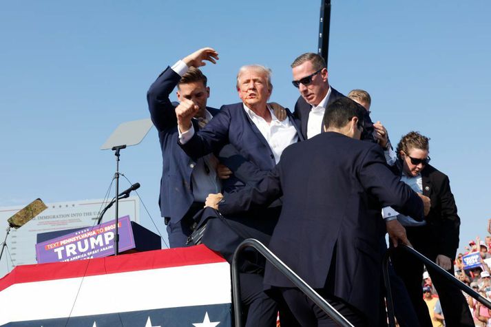 Donald Trump skömmu eftir að hann var skotinn í eyrað.