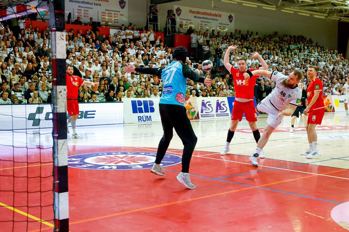 ÍBV og Haukar eigast við í oddaleik um Íslandsmeistaratitilinn í handbolta í kvöld.