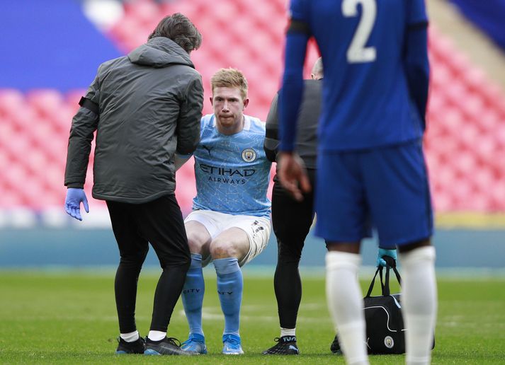 Kevin De Bruyne fór meiddur af velli í 1-0 tapi Manchester City í gær.