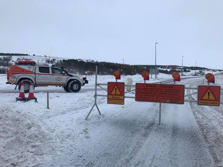 Á meðal þeirra vega sem eru nú lokaðir vegna ófærðar og veðurs er Hellisheiðin.