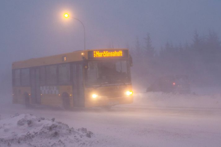 Reynt verður eftir fremsta megni að halda akstri á sem flestum leiðum eins lengi og aðstæður leyfa.