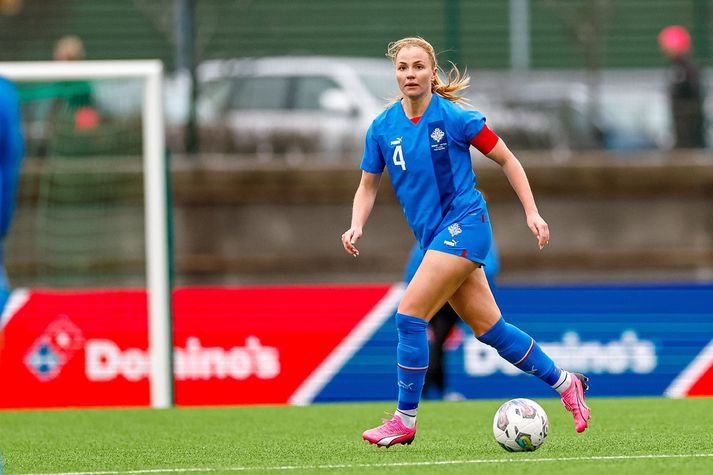 Glódís Perla Viggósdóttir með fyrirliðabandið á Kópavogsvelli, þar sem Ísland mætir Póllandi í dag.