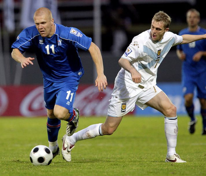 Emil sést hér í baráttu við Darren Fletcher í fyrri leik Íslands og Skotlands.