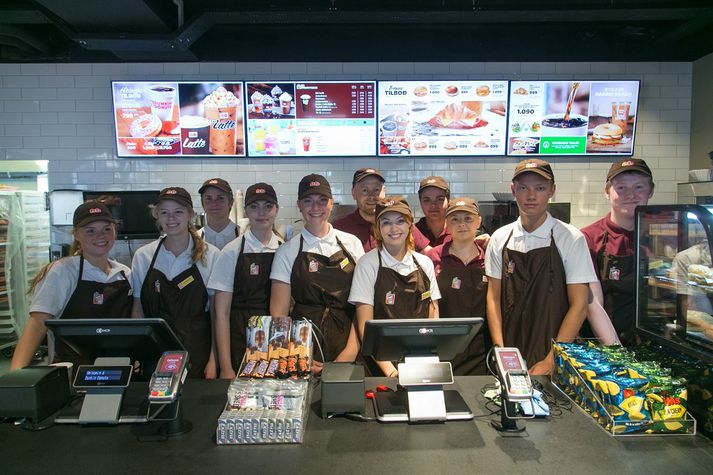 Gert er ráð fyrir að ráða þurfi í kringum tíu manns fyrir opnunina og eftir að þeim ráðningum lýkur eru um 30 manns í vinnu hjá Dunkin´ Donuts á Íslandi.