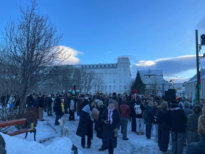 Mikil fjöldi mótmælenda hefur safnast saman fyrir framan Alþingishúsið á Austurvelli í morgun.