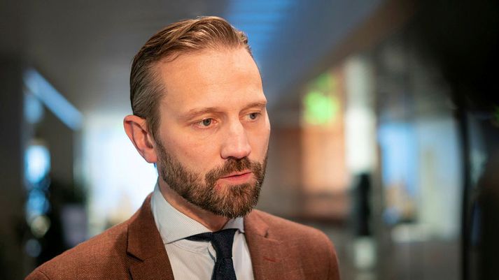 Einar Þorsteinsson formaður Borgarráðs segir borgaryfirvöld hafa tekið algjöra forystu í framboði lóða. Hann hefur þó áhyggjur af því að lánastofnanir séu tregari til að lána til framkvæmda nú en áður. Það geti haft áhrif á uppbygginguna.