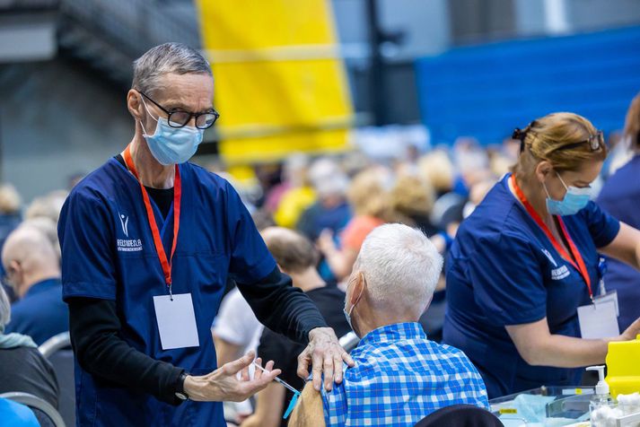 Fjöldi fólks þiggur um þessar mundir örvunarskammt af bóluefni við Covid-19.